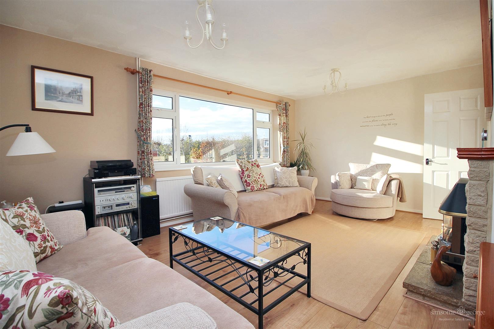 3 bed property in Chieveley Close, Reading